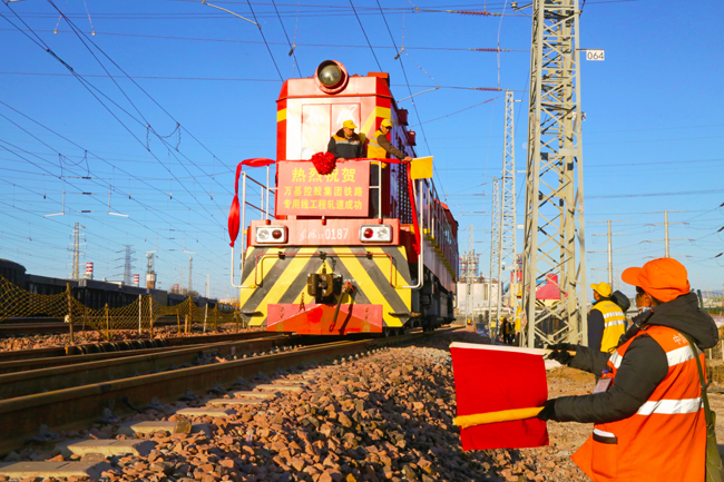 萬(wàn)基2×60萬(wàn)千瓦機(jī)組鐵路專(zhuān)用線(xiàn)軋道成功