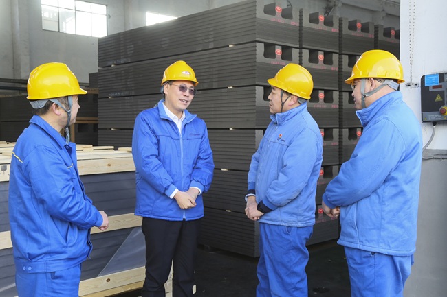 黨委書記、董事長黃小寧春節(jié)前到生產(chǎn)一線慰問