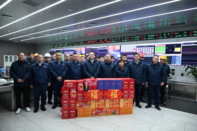 新春慰問暖一線 凝心聚力啟新程 萬基控股集團總經(jīng)理周永丹帶隊慰問堅守生產(chǎn)一線員工