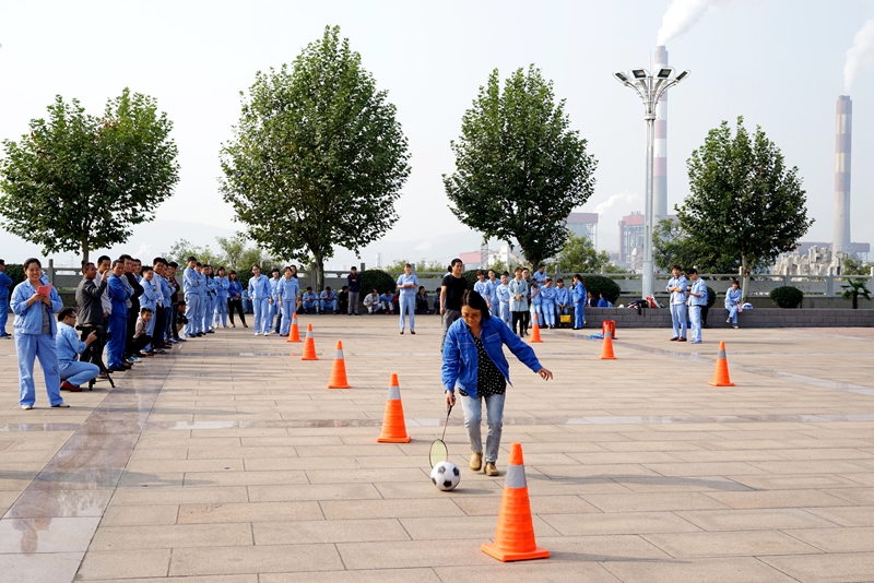 公司工會(huì)組織的迎國(guó)慶職工文體活動(dòng)—女子趕球過(guò)障礙接力賽