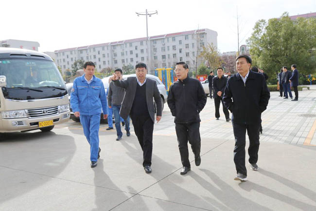 縣委書(shū)記劉冠瑜、縣長(zhǎng)郅書(shū)安到萬(wàn)基花園一小區(qū)視察指導(dǎo)工作